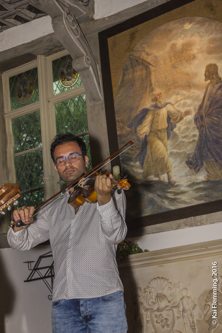 Sylvia Lawaty mit Musikern aus Kurdistan und Chor